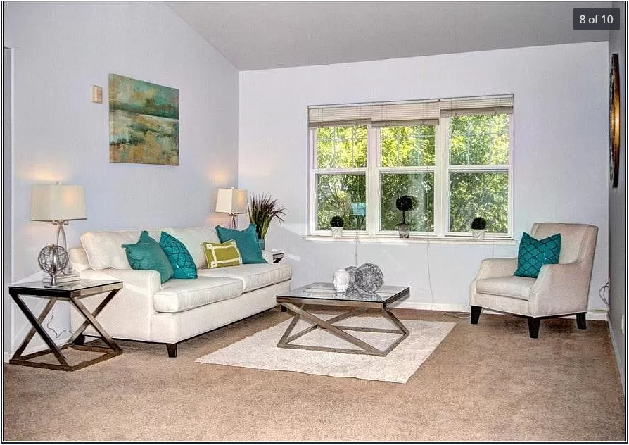 Living Room - 453 E Okeefe St