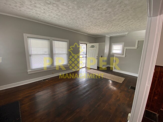 Building Photo - Beautiful 4 bed 1.5 bath in Riverdale!