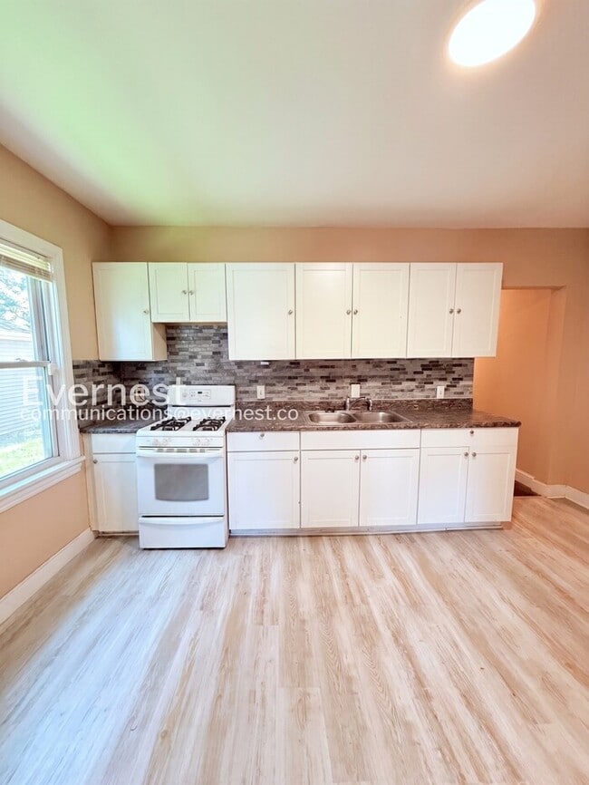 Building Photo - 2488 Woodmere St