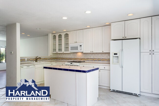 Building Photo - 2BD/2BA in Cardiff/Encinitas area!