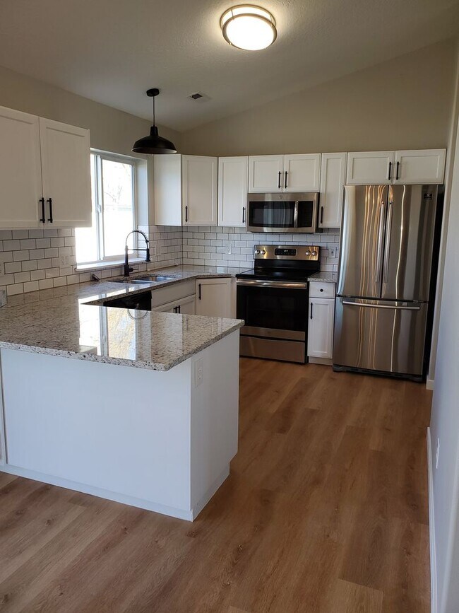 Building Photo - Beautiful updated 3 bedroom 2 bath home in...