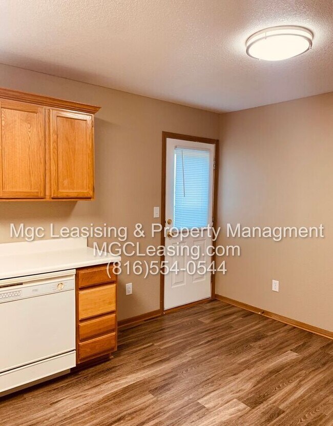 Foto del edificio - Grain Valley Ranch Duplex: Available September 1st