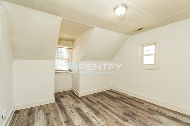 Building Photo - 303 E Ingle St
