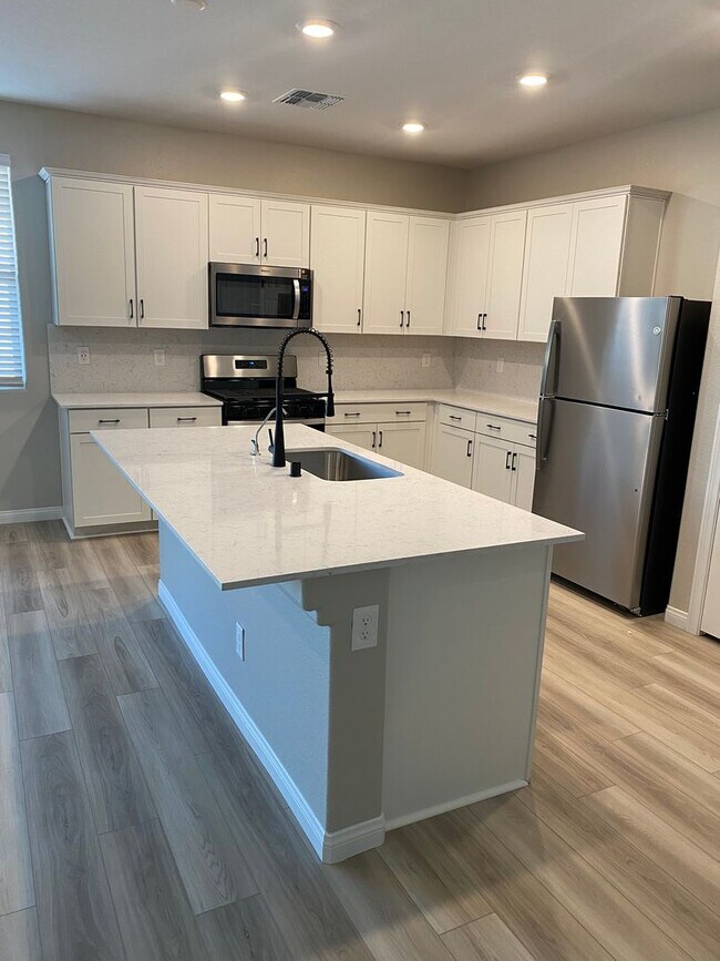 Foto del edificio - Americana Property Mgmt - 2022 built 4 bedrooms in prime South West Las Vegas