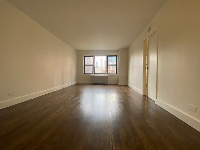 common area - 212 E 63rd St