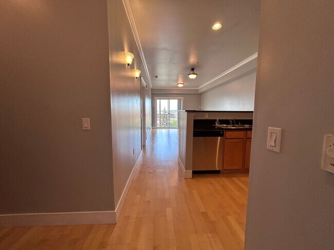 Foto del edificio - 1 Bed, 1 Bath Condo with Bellingham Bay View and parking garage