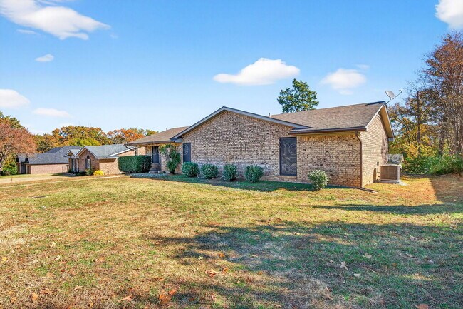 Building Photo - 3014 Jennifer Ave