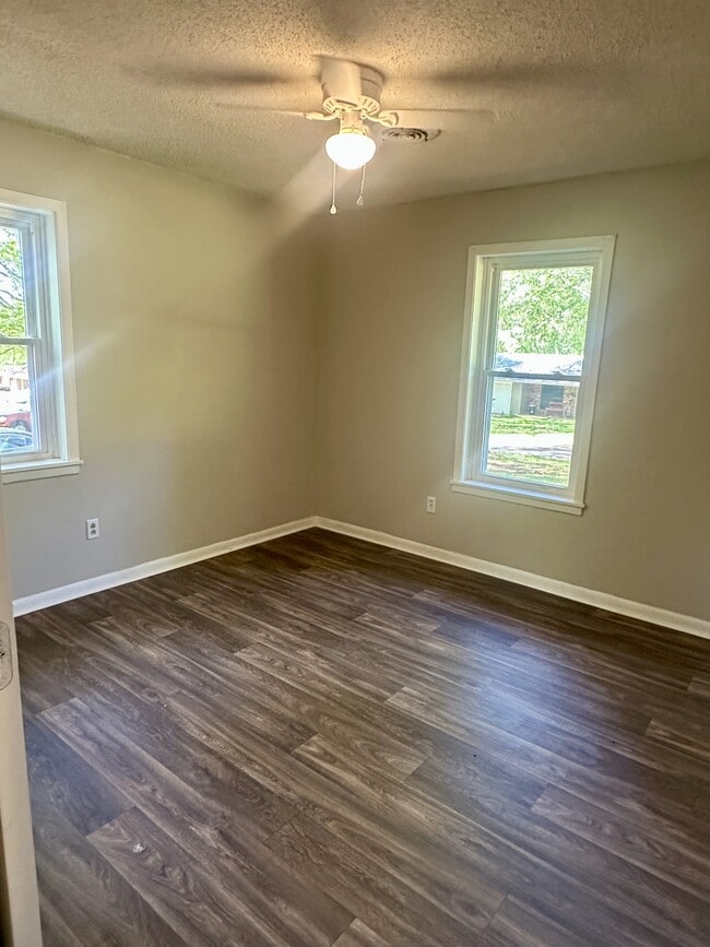Building Photo - 370 Pineridge Dr