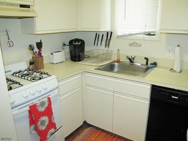 Building Photo - 4 Macculloch Ave