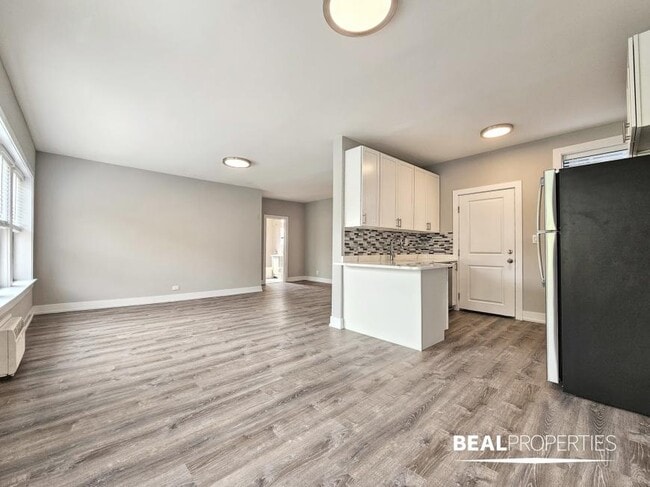 Building Photo - 1 bedroom in CHICAGO IL 60613