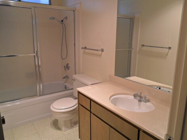 Foto del edificio - FANTASTIC SINGLE FAMILY RESIDENCE 4 Bedrooms, 2.5 Bathrooms HOME IN CANYON CREST!!! **((RESERVED))**