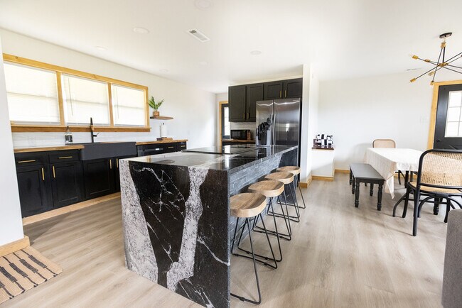 Foto del edificio - 1370 Glencairn Rd