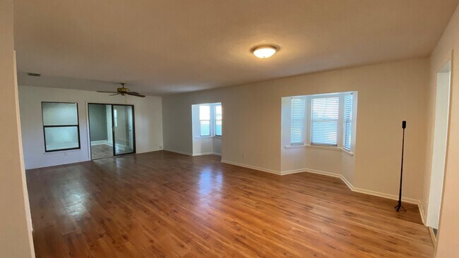 Building Photo - 992 S Marion Ave