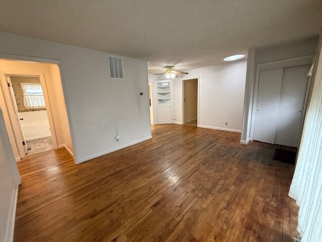 Building Photo - 2 Bedroom 2 Bath Newberg OR 97132 6 Month Lease
