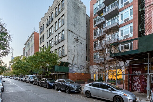 Building Photo - 171 Henry St