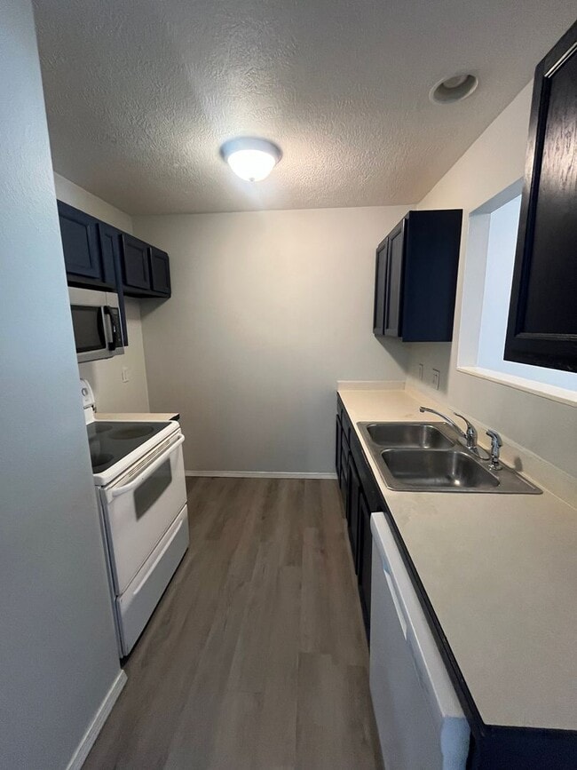 Building Photo - Step inside!  You will love what you see.