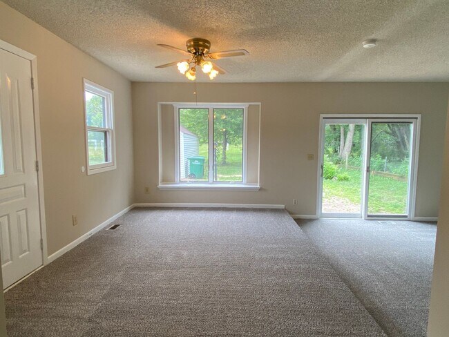 Foto del edificio - Renovated 3 bedroom/1bath ranch style home