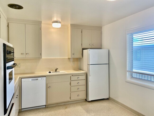 Foto del edificio - Immaculate 1BR/1BA! Downtown San Anselmo! Parking! Laundry! PROGRESSIVE