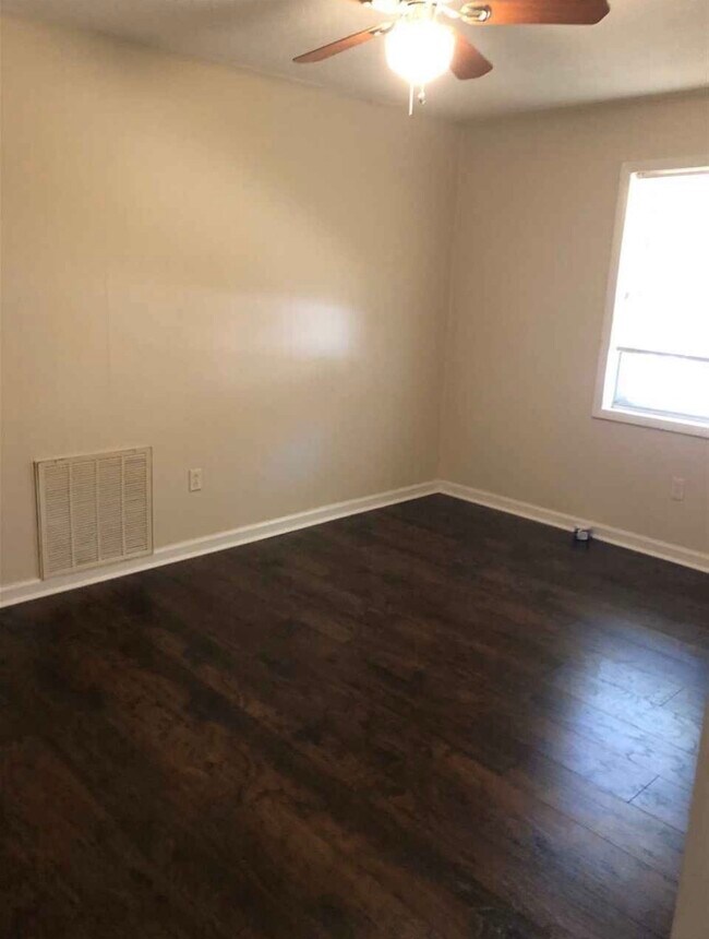 Bedroom - 207 Lake Dr