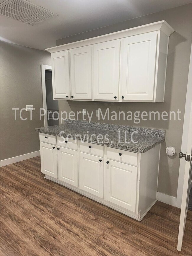 Foto del edificio - Newly Renovated Home With NO HOA on Large Lot