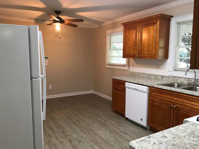 Foto del edificio - 3823 Kingswood Dr