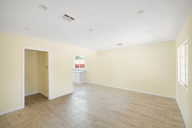 Building Photo - 13560 Dyer St