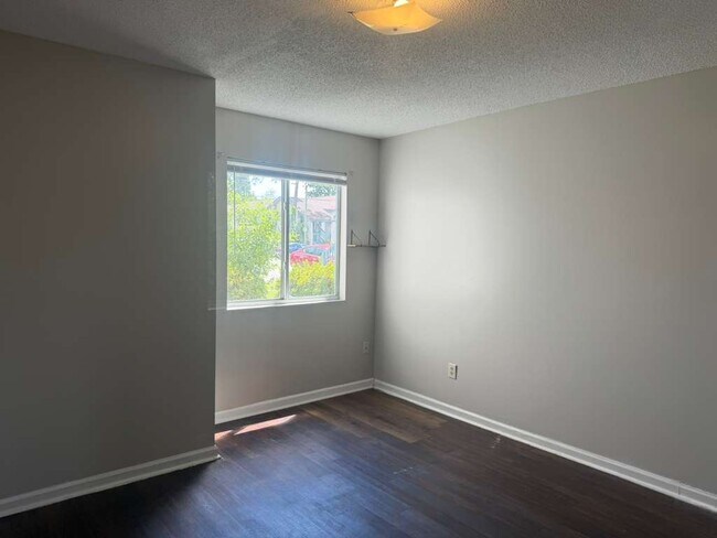 Building Photo - 910 Brett Dr