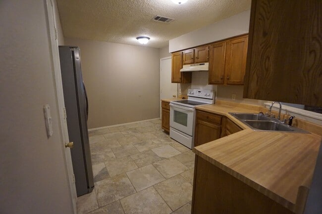 Building Photo - 3 Bed 2 Bath 1 Car Garage