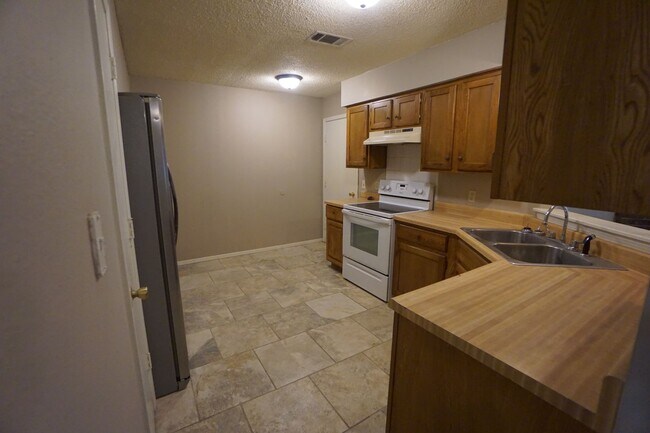 Foto del edificio - 3 Bed 2 Bath 1 Car Garage with Yard Care Included, Refrigerator Provided.