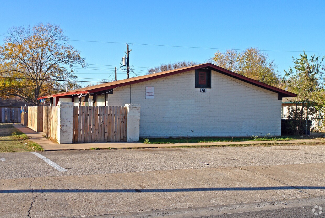 Building Photo - 1011 N Meadows Dr