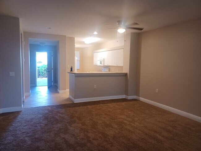 Foto del edificio - Spacious  ground floor  2/2 in gated community