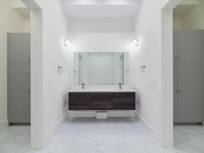 Building Photo - "Charming 2-Bed, 2-Bath Retreat in Prime Downtown Greenwich Location!"