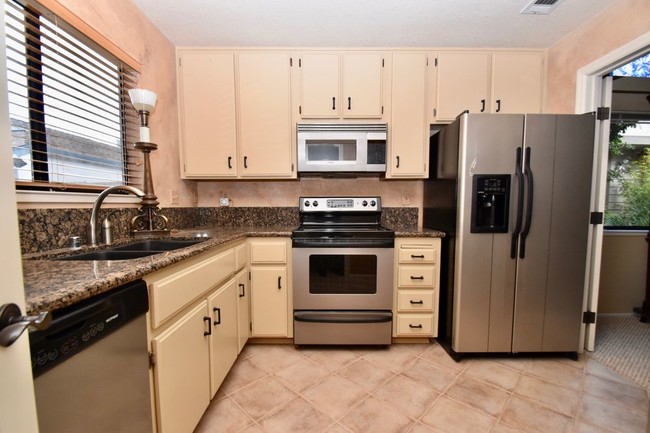 Building Photo - 6 Village Ct