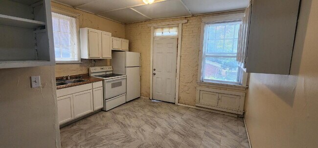 Foto del edificio - ** MOVE IN SPECIAL** First-Floor Unit with Hardwood Floors & Spacious Living Areas