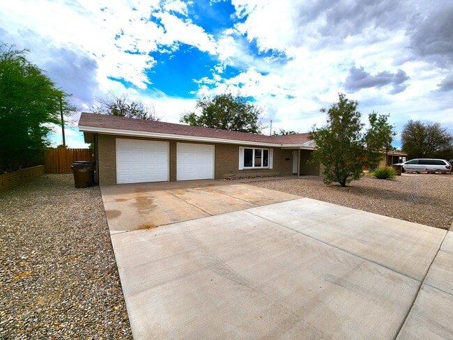 Building Photo - 2105 Carlyle Dr