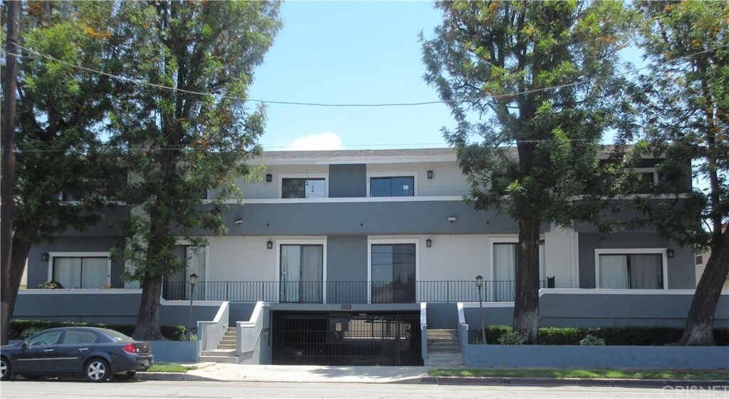 Primary Photo - 5700 Whitsett Ave