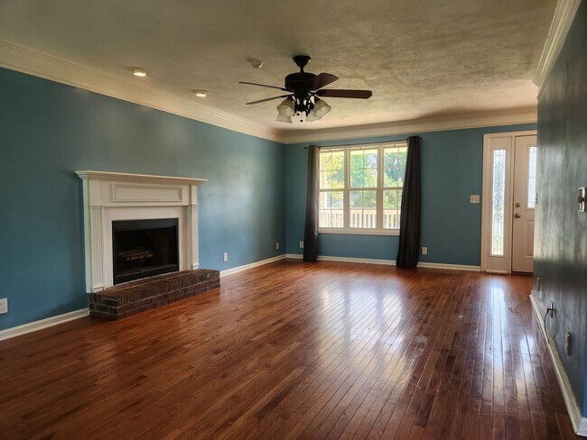 Building Photo - Move in Special--Half off 1st months rent!