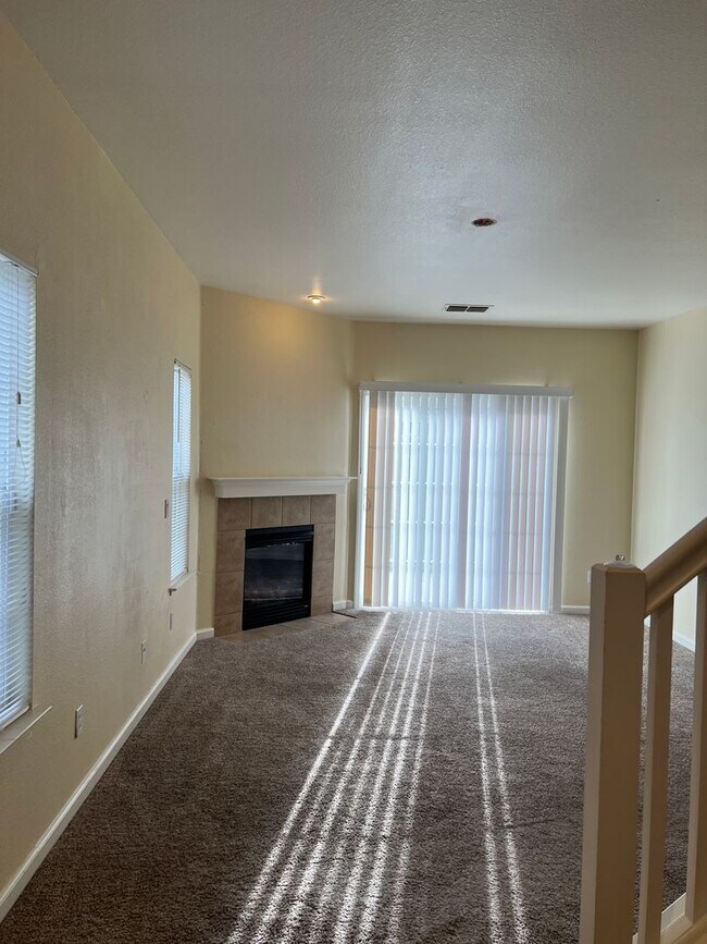 Building Photo - Park River Oak Circle Condo -Available Now...