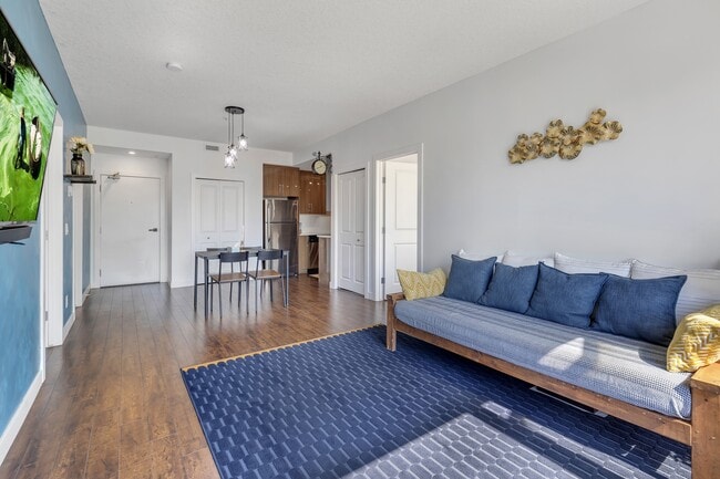 Building Photo - 607 17 Av NW