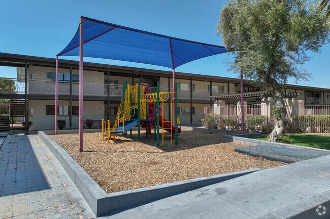 Patio de juegos - Camelback Properties