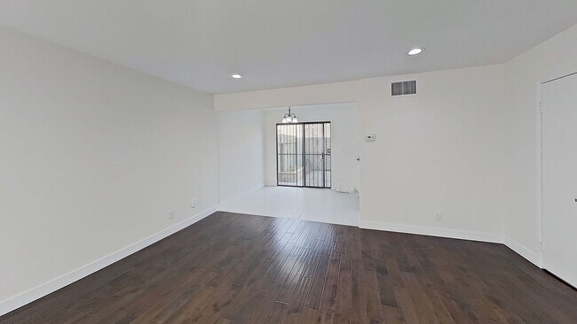 Foto del edificio - Newly Renovated 2 Bed / 2.5 Bath Townhome in North Hills