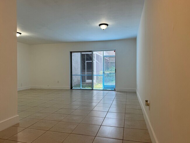 Foto del edificio - For Rent - Recently Remodeled 1/1 Condo - Great location in Kendall - $1,650