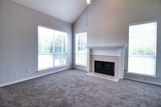 Foto del edificio - 8435 Creekside Cir