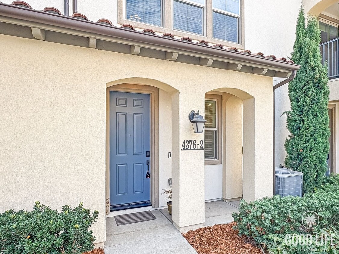 Primary Photo - Stunning 3B/3BA Townhome in Oceanside!