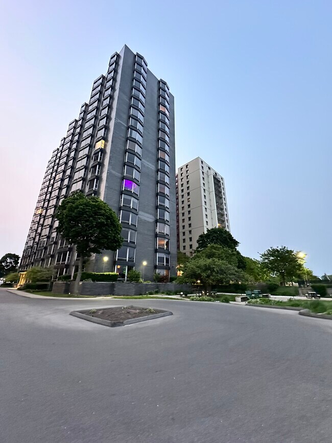 Foto del edificio - 8200 E Jefferson Ave