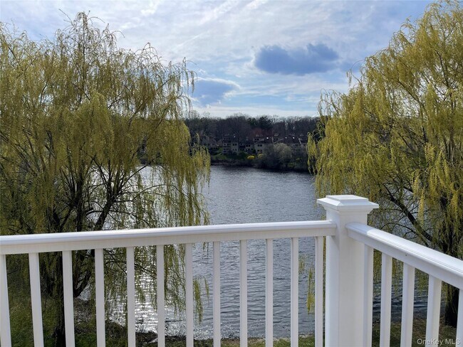 Foto del edificio - 903 Oakridge Cmns