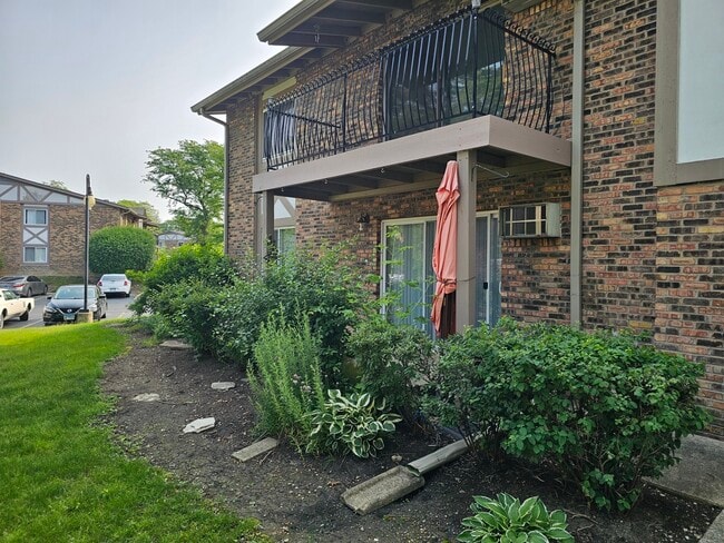 Building Photo - 9S120 Lake Dr