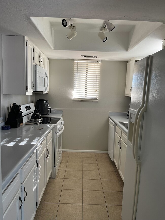 Building Photo - 850 S River Dr