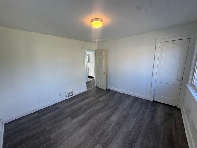 Building Photo - Charming 3-Bedroom Property in Prime Location