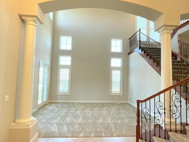 Foto del edificio - NEW PRICE ! Luxurious & Sought After Home In The Bucolic Hills Of Gated Norris Canyon Estates !